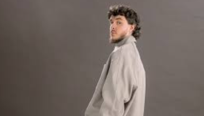 Review Makna Lagu Lovin On Me: Semangat di Saat Terpuruk